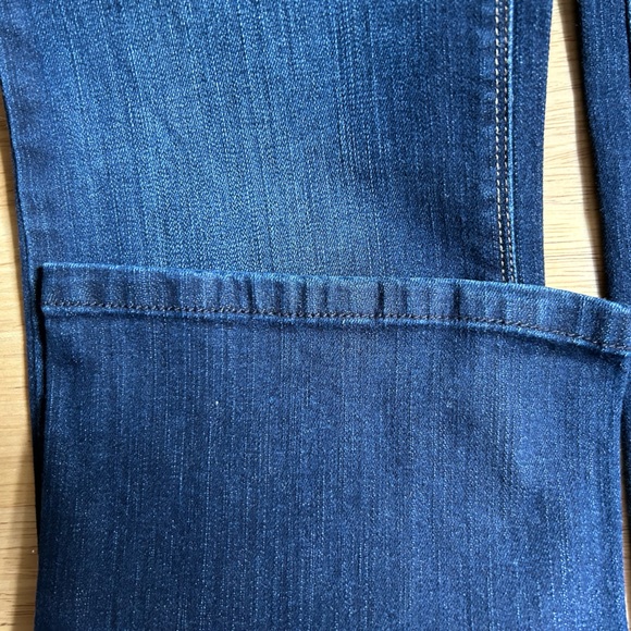 White House Black Market Boot Cut Mid Rise Jeans!! Size 4 but fits like a 6. - Picture 11 of 12